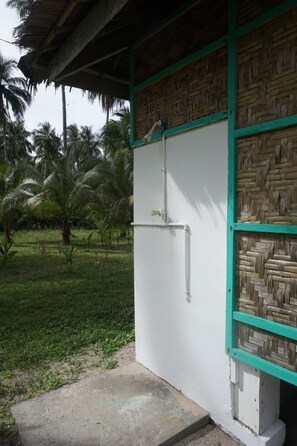 Doppelzimmer, eigenes Bad, Meerblick (Kubo Hut) | Badezimmer | Dusche, kostenlose Toilettenartikel