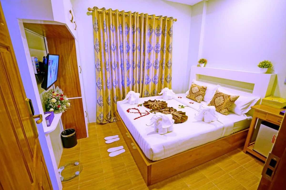 Standard Room | Minibar, in-room safe, desk, blackout drapes