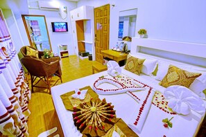 Habitación Deluxe | Caja de seguridad en la habitación, escritorio y cortinas blackout 