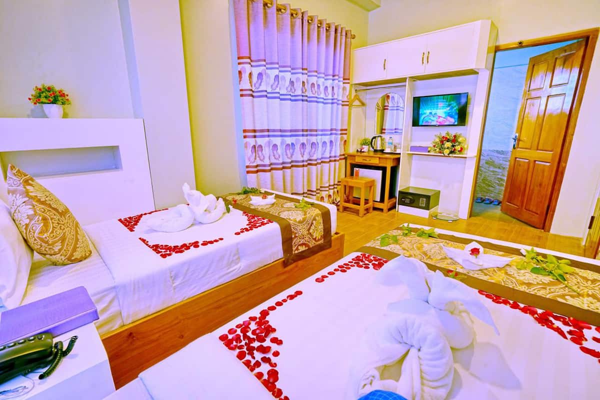 Superior Room | Minibar, in-room safe, desk, blackout drapes