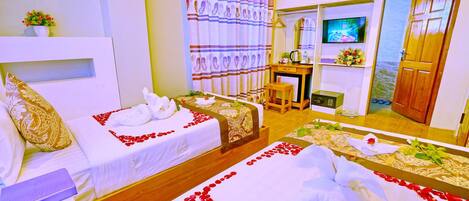 Quarto superior | Cofres nos quartos, escrivaninha, cortinas blackout