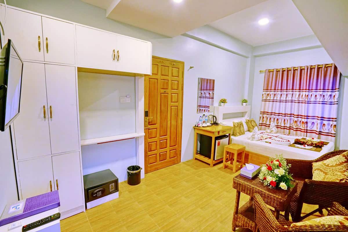 Deluxe Room | Minibar, in-room safe, desk, blackout drapes