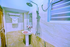 Shower, free toiletries, hair dryer, slippers - Hotel Aurora (Mandalay)