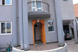 Property entrance - Dire Guest House (Addis Ababa)