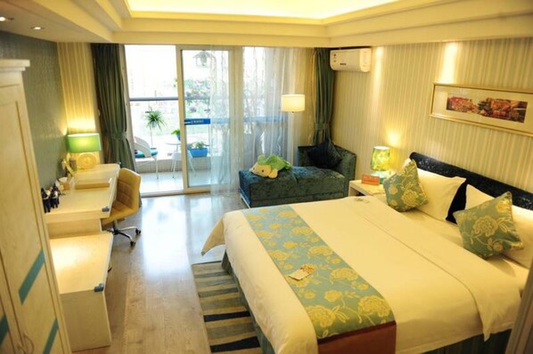 Exklusivt dubbelrum - utsikt mot trädgården | Skrivbord, mörkläggningsgardiner och gratis wi-fi