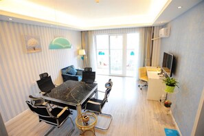 Svit Design | Skrivbord, mörkläggningsgardiner och gratis wi-fi