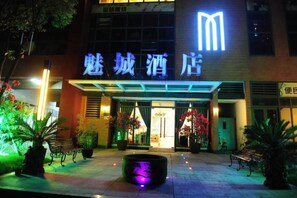 Fachada de la propiedad por la tarde o noche