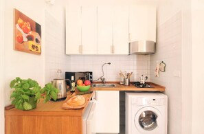 Apartment, 1 Bedroom | Private kitchenette | Full-sized fridge, microwave, stovetop, cookware/dishes/utensils - Trastevere Friendly Rome House (Rome)