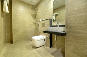 Shower, free toiletries, towels - Hotel The Livin (Jaipur)