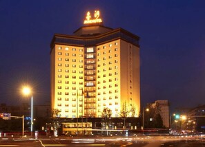 住宿正面 - 傍晚/夜晚