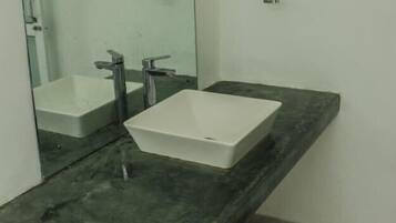 Quarto luxo, 1 cama King, para não fumantes | Banheiro | Chuveiro, produtos de toalete grátis