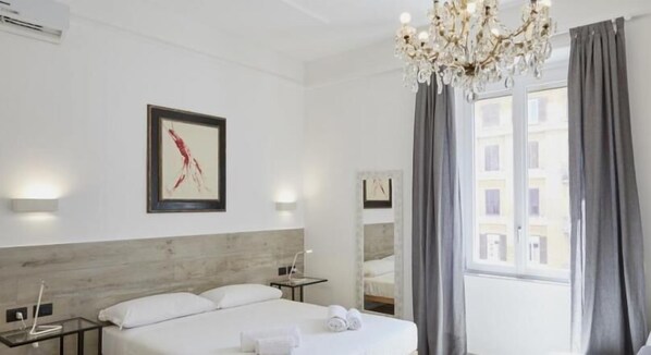 Deluxe Double Room | Minibar, free WiFi, bed sheets - Raffaela's Suite & Rooms (Rome)