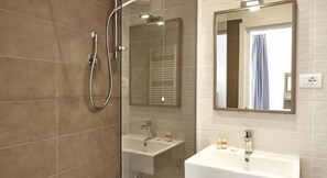 Deluxe-Doppelzimmer | Badezimmer | Dusche, Regendusche, kostenlose Toilettenartikel, Haartrockner