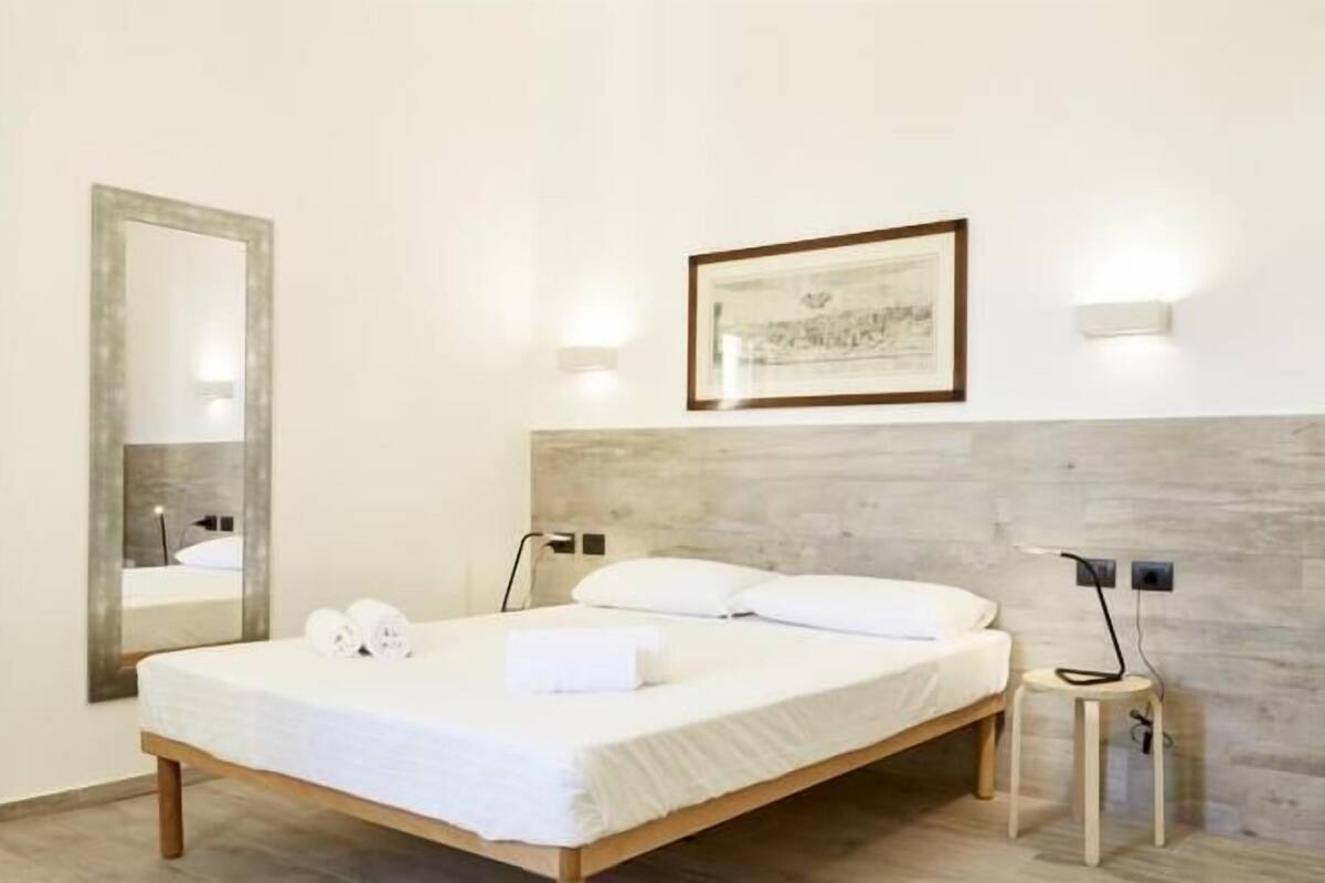 Minibar, wifi gratis y ropa de cama