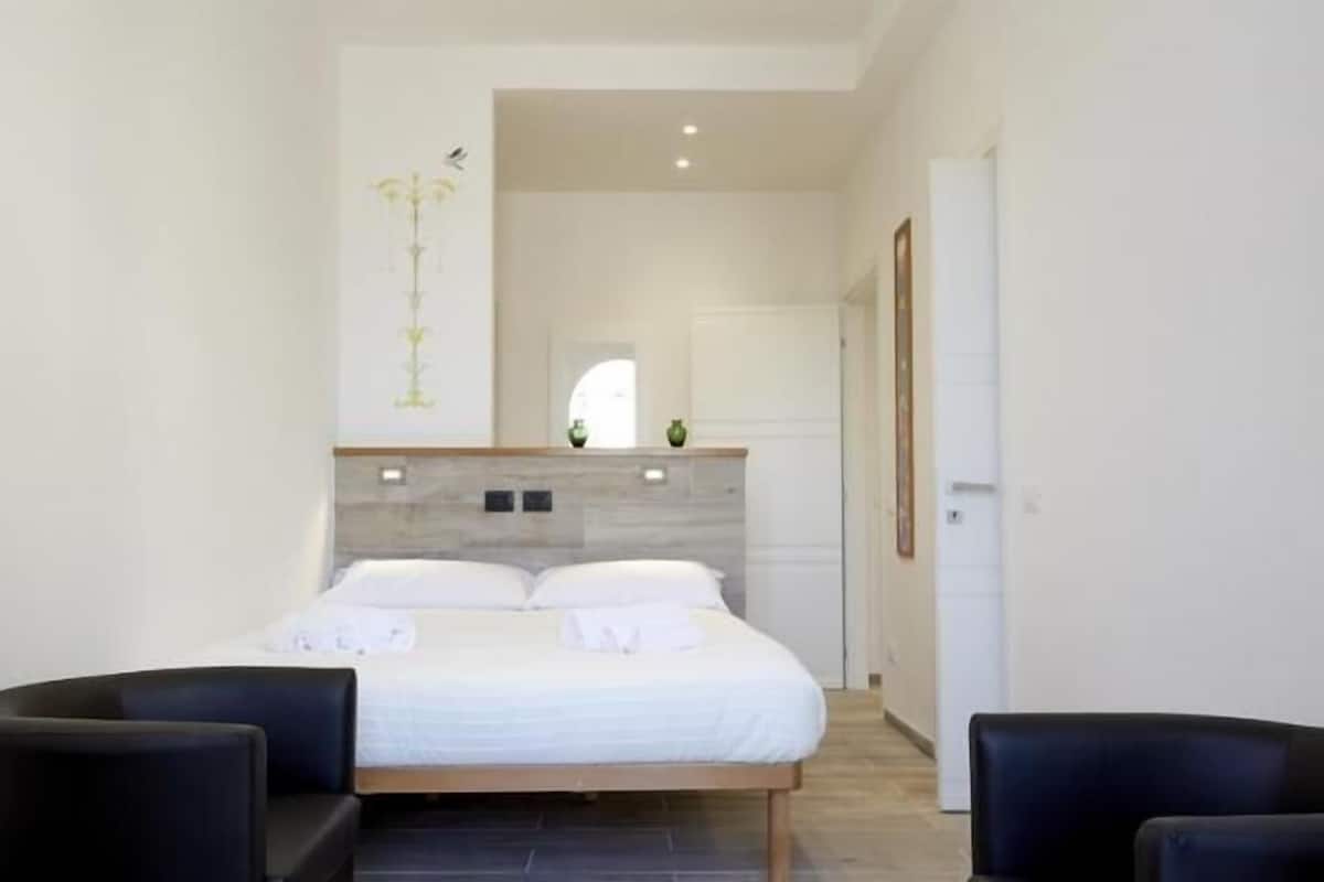 Minibar, wifi gratis y ropa de cama