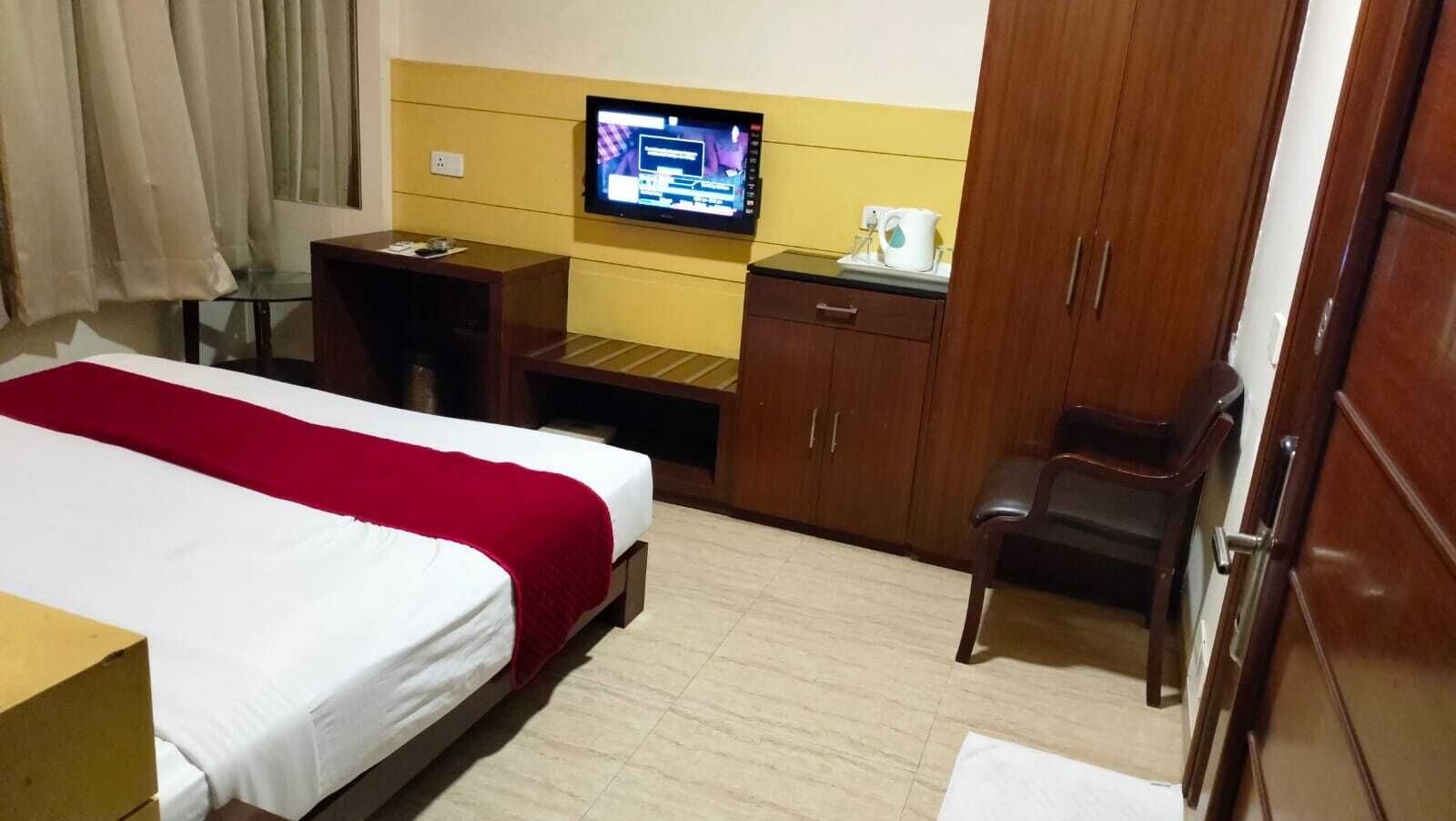 executive room, non smoking | soundproofing, iron/ironing board, free wifi, bed sheets