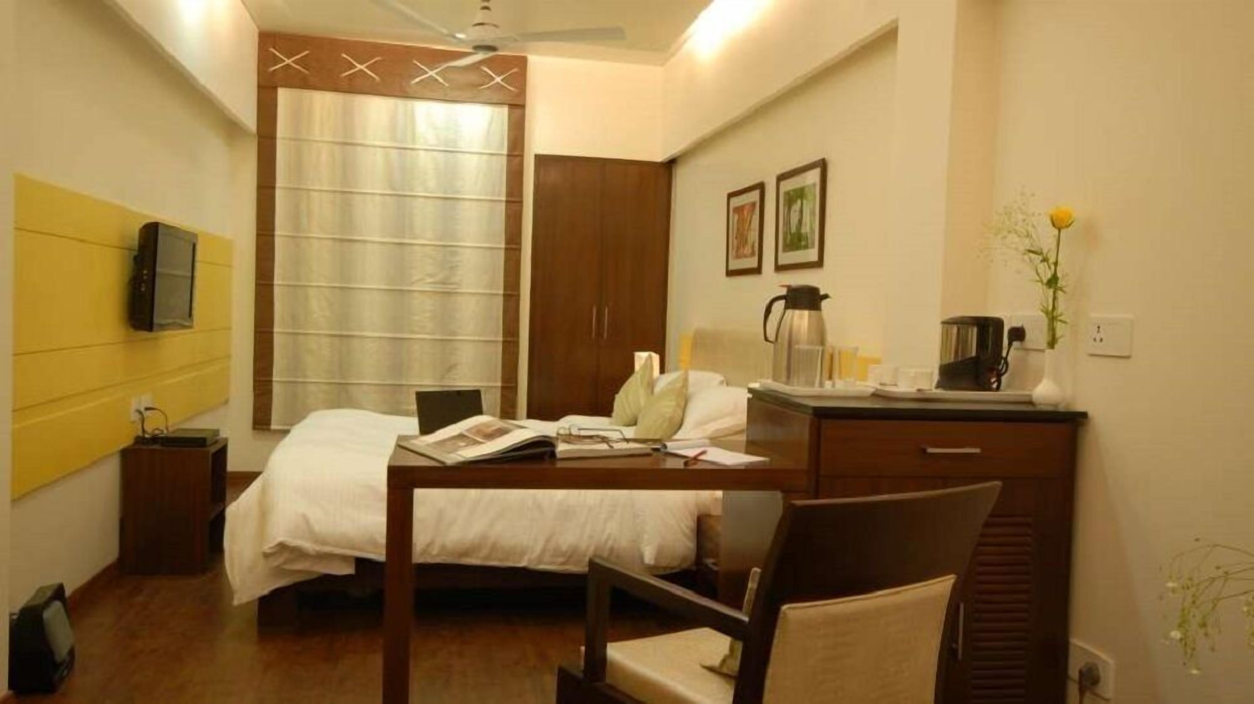 deluxe room, 1 double bed, non smoking | soundproofing, iron/ironing board, free wifi, bed sheets