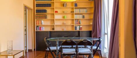 Apartment, 2 Schlafzimmer | Essbereich im Zimmer