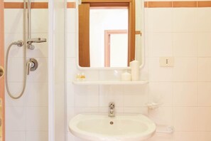 Bathroom sink - Colosseo Little House (Rome)