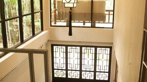 Quarto casal superior, 1 cama King, sacada, vista para o jardim | Escadaria