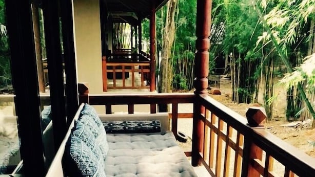 Quarto casal superior, 1 cama King, sacada, vista para o jardim