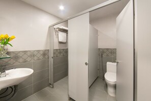 Bed in 6-bed Female Dorm | Bathroom - Hanoi Eastern Gate Hostel (Hanoi)