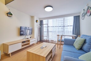 Deluxe-Zweibettzimmer | Wohnbereich | Flachbildfernseher