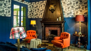 Library - Château de Picheny (Montlevon)