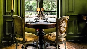 Dining - Château de Picheny (Montlevon)