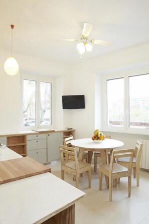 Apartamento, 1 quarto | Cozinha privada | Geladeira grande, cooktop, chaleira elétrica