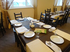 อาหารเช้าปรุงตามสั่งทุกวัน (RUB 200 ต่อคน)