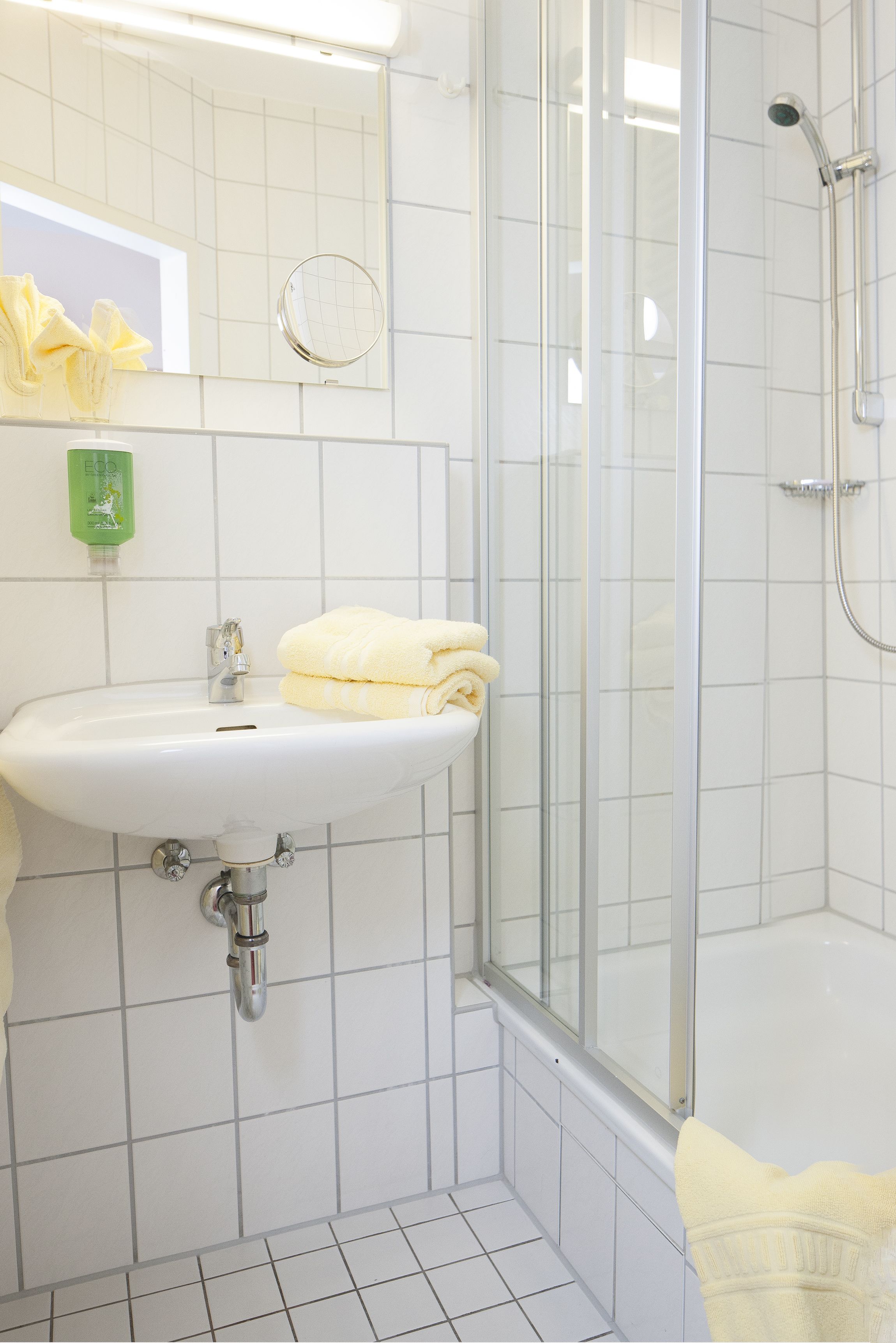 single room | bathroom | free toiletries, hair dryer, towels