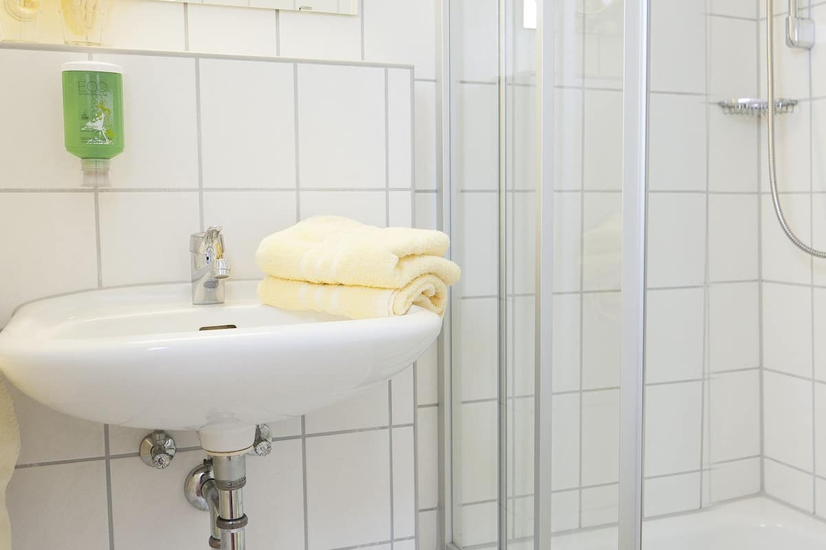single room | bathroom | free toiletries, hair dryer, towels