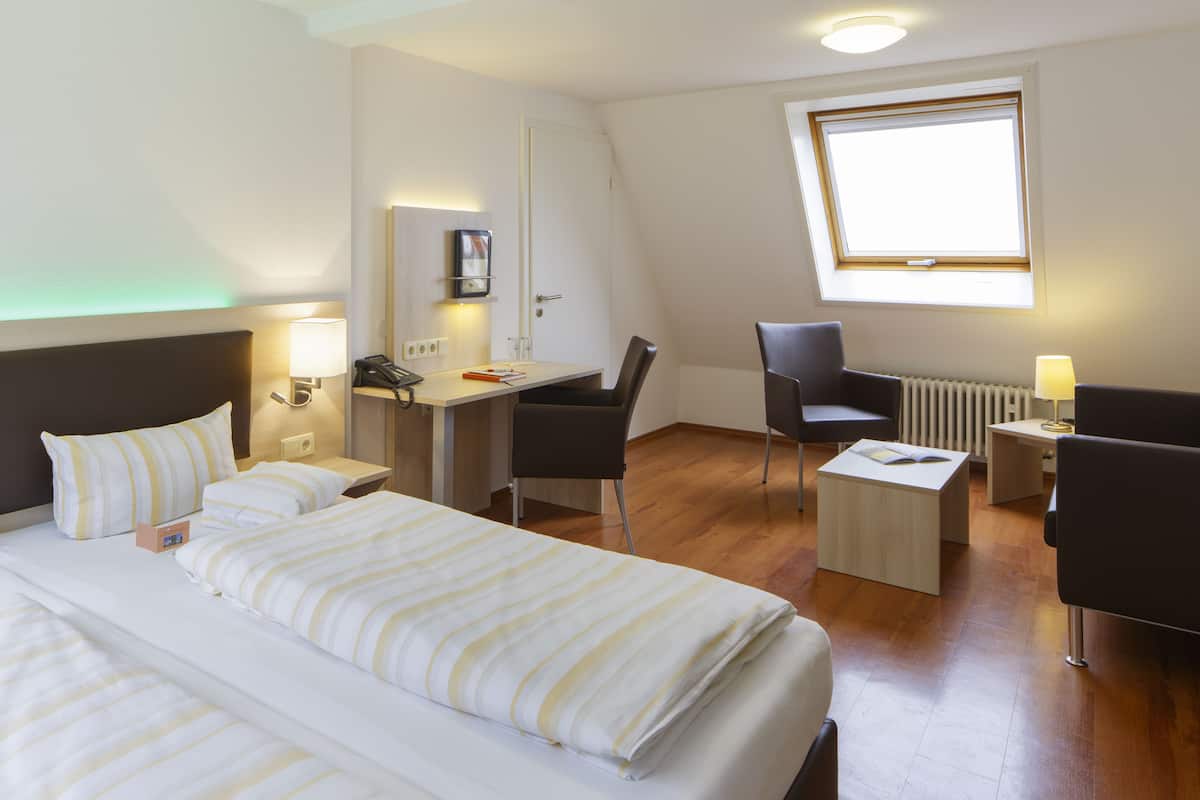 Superior tweepersoonskamer | Een kluis op de kamer, een bureau, geluiddichte muren
