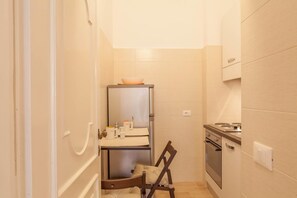 Apartment, 1 Schlafzimmer | Eigene Küche | Großer Kühlschrank, Herdplatte, Wasserkocher mit Kaffee-/Teezubehör