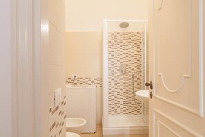 Appartamento, 1 camera da letto | Bagno | Doccia, soffione a pioggia, asciugacapelli, bidet