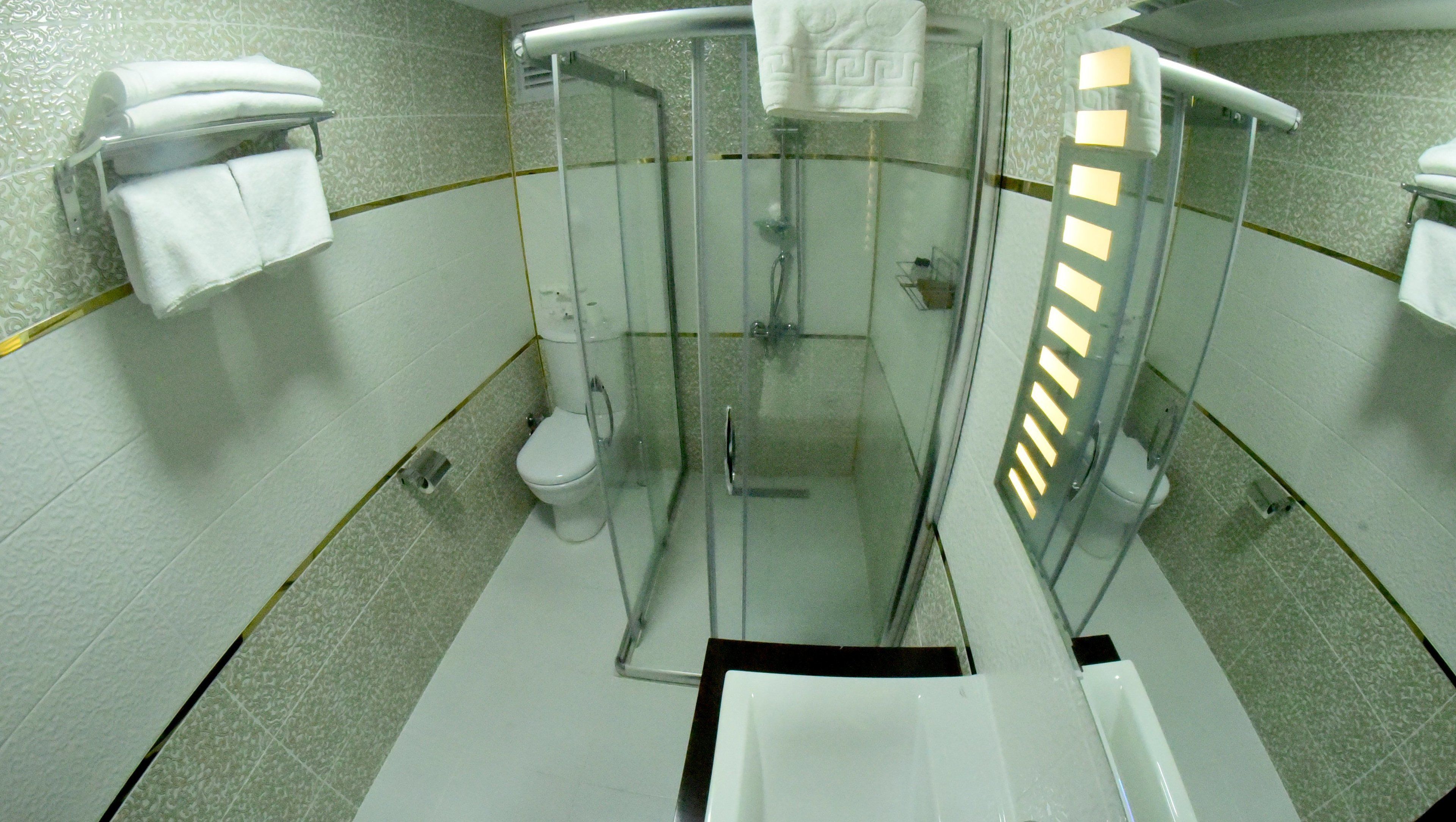 shower, hydromassage showerhead, free toiletries, hair dryer