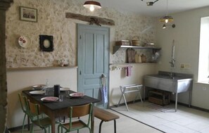 House, 3 Bedrooms | Private kitchen