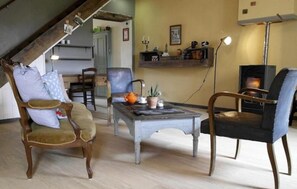 House, 3 Bedrooms | Living room