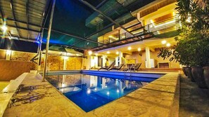 Outdoor pool - Summer Palace Hotspring Resort (Calamba)