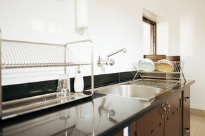 Villa tradicional | Cocina privada | Nevera en la zona común y microondas en la zona común