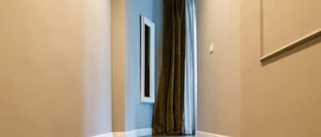 Una escalera que lleva a una habitación con ventana y cortina.