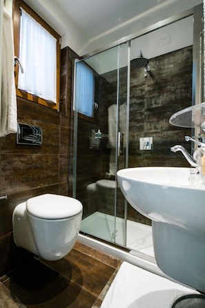 Family Triple Room | Bathroom | Shower, rainfall showerhead, free toiletries, hair dryer - Il Covo (Rome)