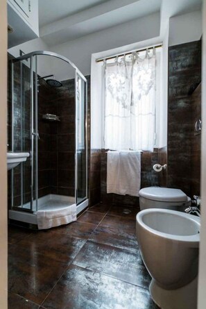 Quarto triplo família | Banheiro | Chuveiro, chuveiro com efeito de chuva, produtos de toalete grátis 