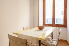 Appartamento, 2 camere da letto | Pasti in camera