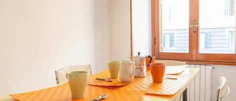 Appartement, 2 chambres | Restauration dans la chambre