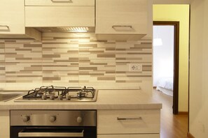 Apartment, 2 Schlafzimmer | Eigene Küche | Großer Kühlschrank, Herdplatte, Kochgeschirr/Geschirr/Besteck