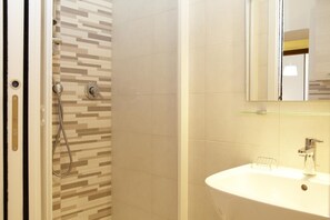 Appartamento, 2 camere da letto | Bagno | Doccia, soffione a pioggia, asciugacapelli, bidet