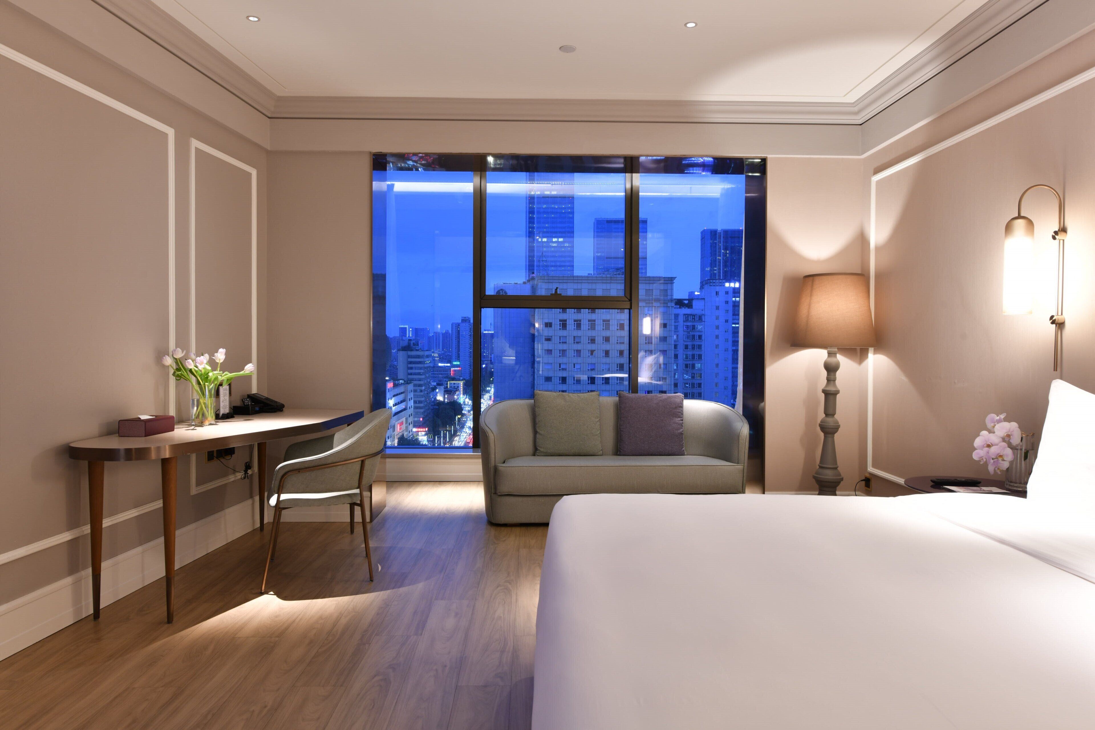 Kamar Deluks, 1 Tempat Tidur King | Selimut bulu angsa, minibar, brankas, dan meja kerja