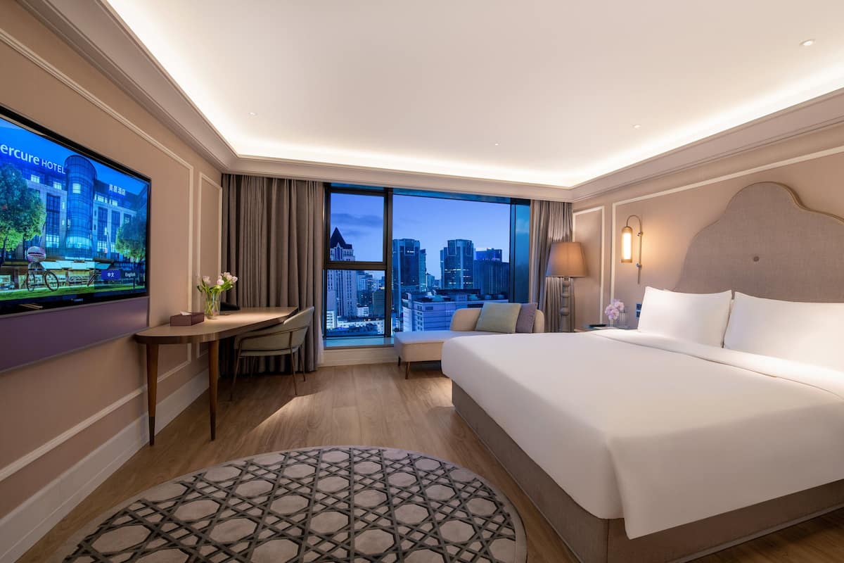 Privilege, Room, 1 King Bed | Down comforters, minibar, in-room safe, desk
